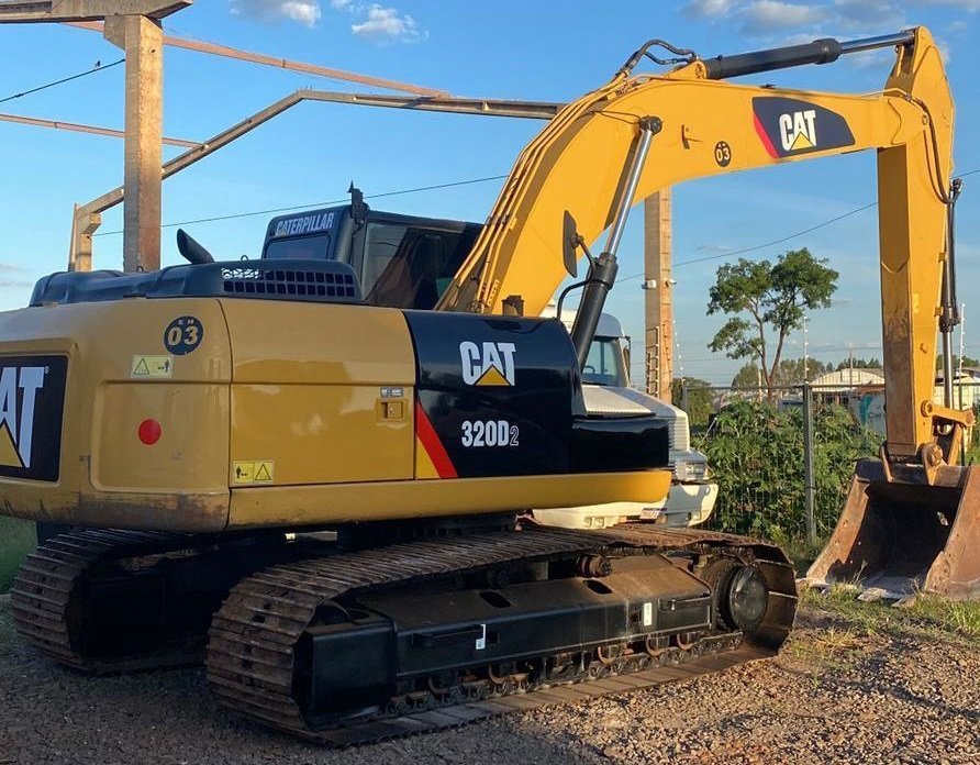Escavadeira-CAT-320-D2-Ano-2016-destasque